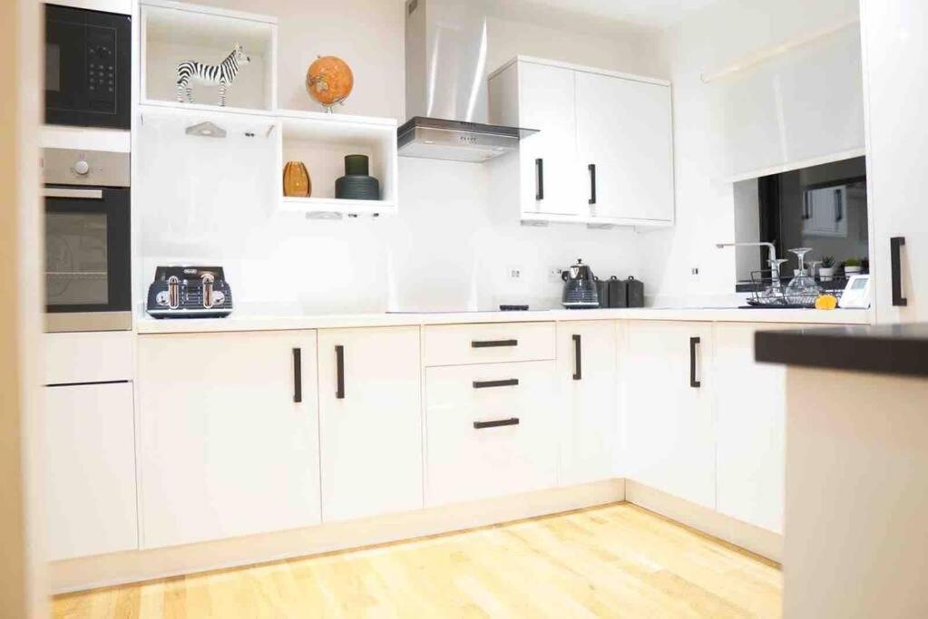 Tower 56 Central, Stylish & Fun Apartment