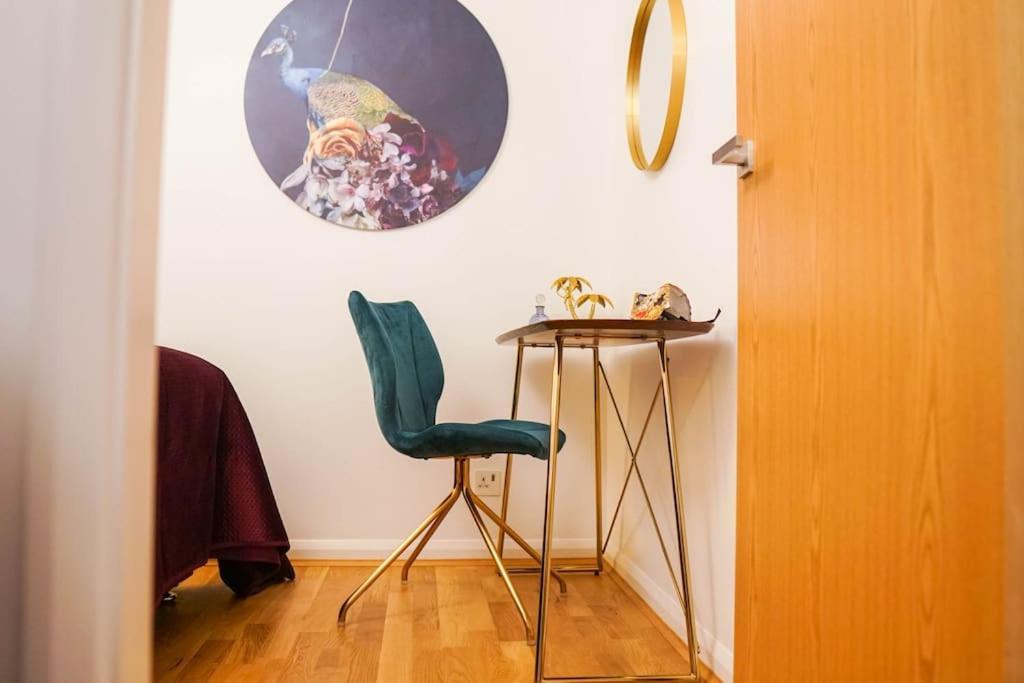 Tower 56 Central, Stylish & Fun Apartment *